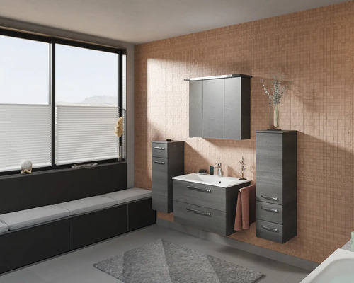 Helles Badezimmer mit Waschbeckenunterschrank, Hängeschrank und Hochschrank in Holzoptik