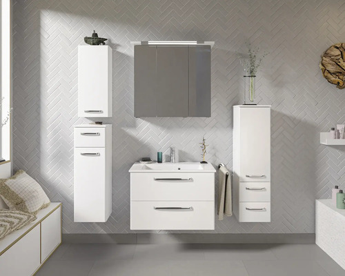 Badezimmer mit Waschtischunterschrank, Spiegelschrank und Hochschränken