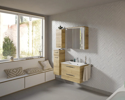 Modernes Badezimmer mit Waschtisch, Spiegelschrank und Fensterbank mit Kissen