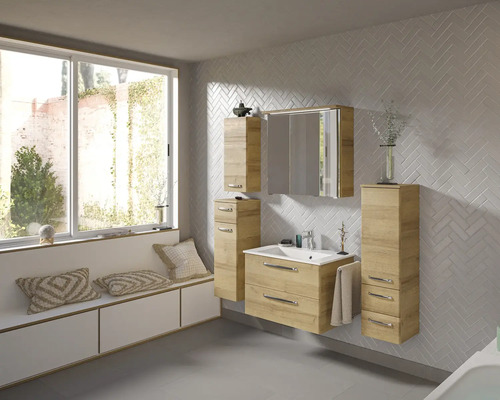 Modernes Badezimmer mit Waschtisch, Spiegelschrank und Hochschränken in Holzoptik