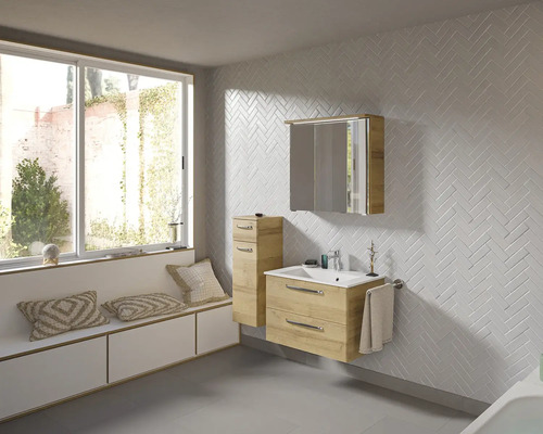 Badezimmer mit Waschtisch, Spiegelschrank und Fensterbank mit Kissen