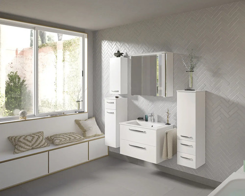 Modernes Badezimmer mit weissem Waschtisch, Spiegelschrank und Hochschränken.