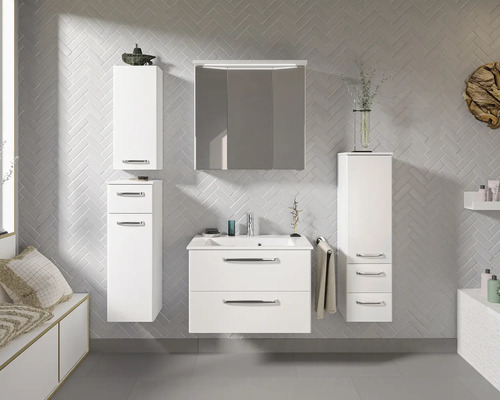 Badezimmer mit Waschbeckenunterschrank, Spiegelschrank und Hochschränken