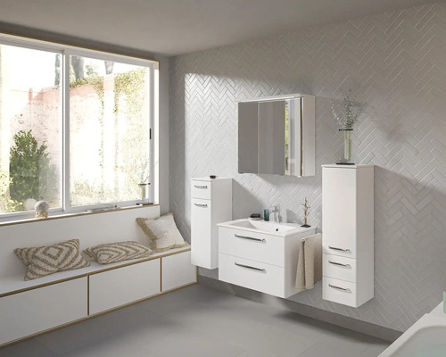 Helles Badezimmer mit Waschbeckenunterschrank, Spiegelschrank und Hochschränken