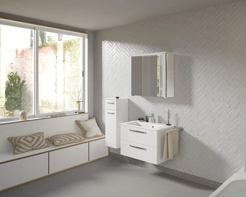 Modernes Badezimmer mit Waschtisch, Spiegelschrank und Sitzbank