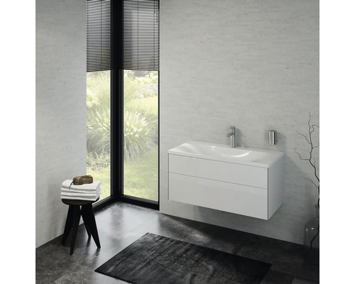 Salle de bain lumineuse avec meuble sous-vasque, tabouret avec serviettes et tapis