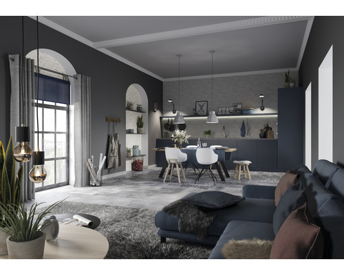 Innenansicht eines Wohn- und Esszimmers mit Sofa, Tisch, Stühlen und Küchenzeile