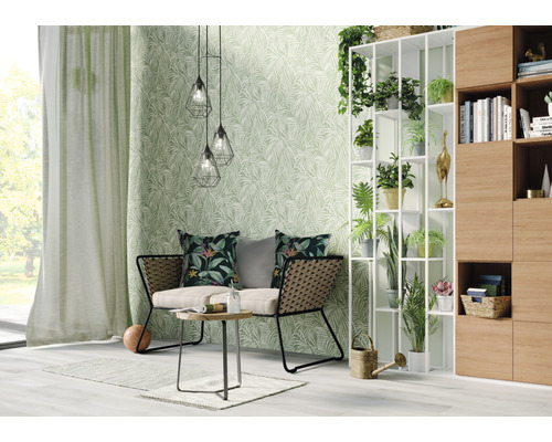 Wohnzimmer mit Sofa, Tisch, Regal, Zimmerpflanzen und floraler Tapete
