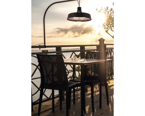Szene mit einem Terrassentisch, Stühlen und einem hängenden Heizstrahler im Freien.