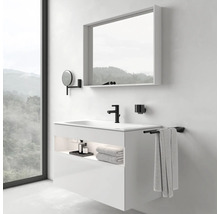 Modernes Badezimmer mit Waschbeckenunterschrank, Spiegel und Accessoires