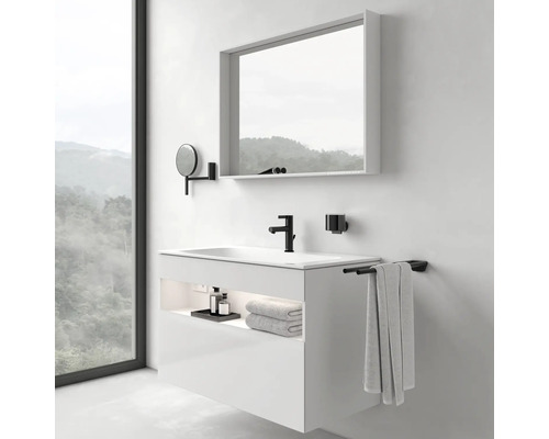 Salle de bain moderne avec meuble sous-lavabo, miroir et accessoires