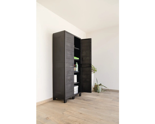 Armoire haute en plastique avec portes ouvertes et étagères de rangement