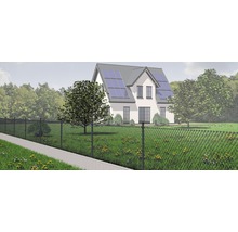 Maison avec panneaux solaires et clôture grillagée dans le jardin