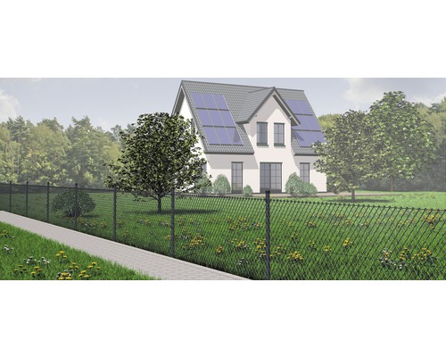 Maison avec panneaux solaires et clôture grillagée dans le jardin