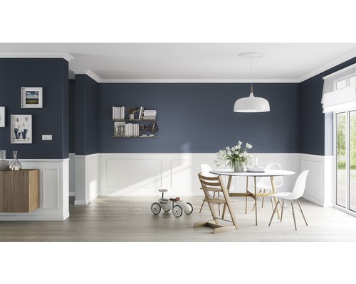 Salle à manger avec table, chaises, lambris et décoration