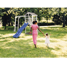 Tour de jeu avec toboggan et structure d''escalade dans le jardin, mère et fille