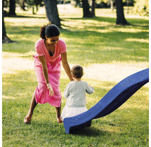 Mère et enfant à côté d''un toboggan pour enfants dans le jardin