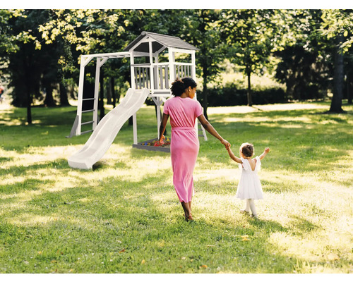 Tour de jeux avec toboggan, structure d''escalade et bac à sable dans le jardin
