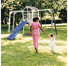 Aire de jeux avec toboggan, tour et balançoire dans le jardin