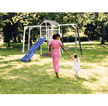 Aire de jeux avec toboggan, balançoire et tour de jeux dans le jardin