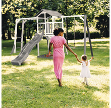 Aire de jeux avec toboggan, balançoire et tour de jeu dans le jardin