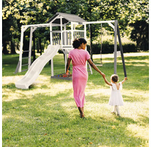 Spielplatz mit Turm, Rutsche und Schaukel im Garten