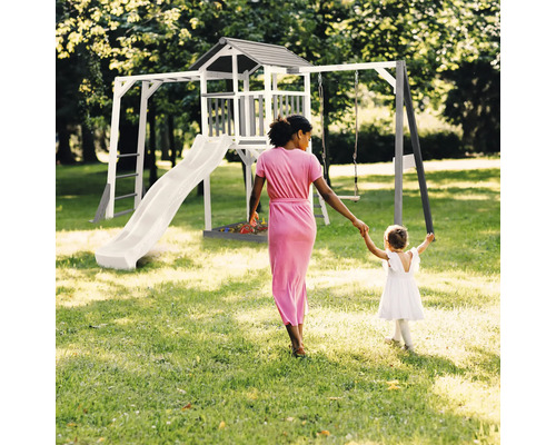 Spielplatz mit Turm, Rutsche und Schaukel im Garten