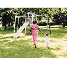 Spielplatz mit Rutsche, Schaukel und Spielhaus im Garten mit Frau und Kind