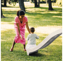 Mutter und Kind am Gartenspielplatz mit Rutsche