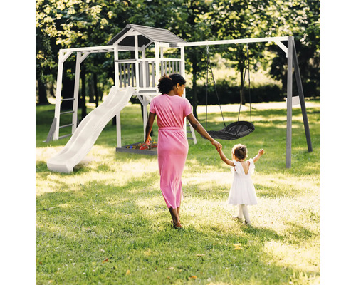 Aire de jeux avec tour, toboggan et balançoire pour enfants dans le jardin