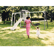 Aire de jeux avec balançoire, toboggan et cabane de jeux dans le jardin
