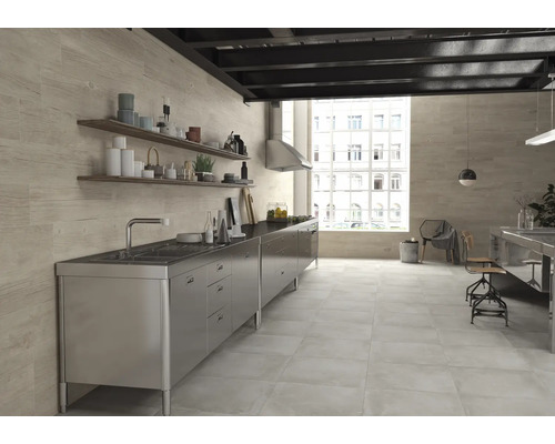 Helle, grosszügige Küche mit Holzverkleidung und Edelstahlmöbeln.