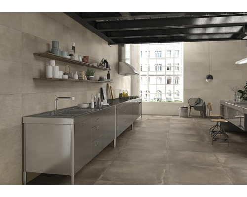 Helle Küche mit Edelstahlmöbeln, Regalen und grossen Fliesen