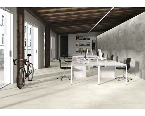 Büro mit weißen Tischen, Bürostühlen, Fahrrad und Fliesenboden
