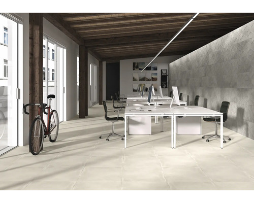 Helles Büro mit Fliesenboden, Schreibtischen und einem Fahrrad