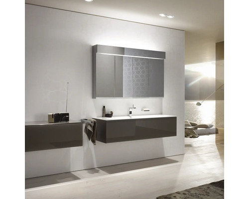 Modernes Badezimmer mit Waschtisch, Spiegelschrank und seitlichem Unterschrank