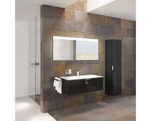 Modernes Badezimmer mit Waschtisch, Spiegel, Hochschrank und Dusche