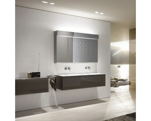 Modernes Badezimmer mit Waschtisch, Spiegelschrank und Radio