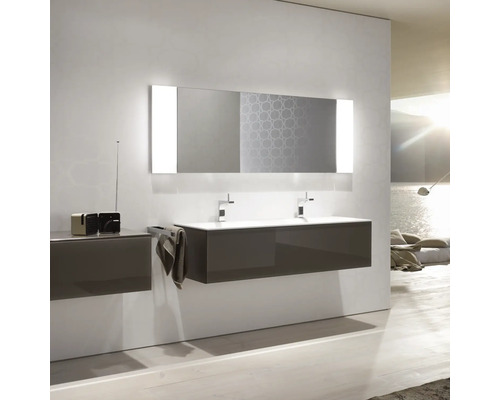 Modernes Badezimmer mit Waschtisch, Spiegel mit Beleuchtung und Radio