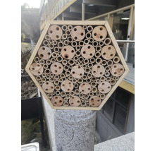 Insektenhotel aus Holz mit sechseckiger Form