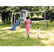 Spielplatz mit Rutsche, Spielhaus und Schaukel im Garten