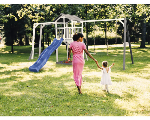 Aire de jeux avec toboggan, cabane et balançoire dans le jardin