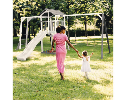 Aire de jeux avec balançoire, toboggan et tour de jeux dans le jardin