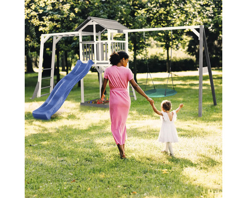 Aire de jeux avec tour, toboggan et balançoire pour enfants dans le jardin