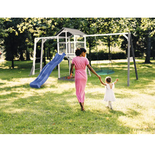 Aire de jeux avec toboggan et balançoire dans le jardin avec mère et enfant
