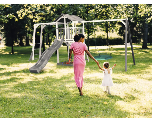 Spielplatz mit Schaukel, Rutsche und Spielhaus für Kinder im Garten