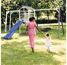 Spielturm mit Rutsche und Schaukel im Garten mit Mutter und Kind