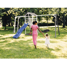Spielplatz mit Rutsche, Schaukel und Spielturm im Garten