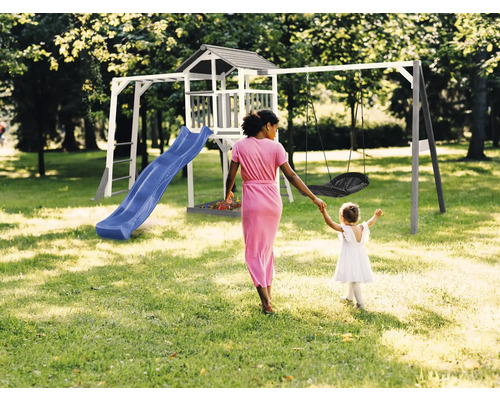 Spielplatz mit Rutsche, Schaukel und Spielturm im Garten