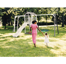 Aire de jeux avec tour, toboggan et balançoire dans le jardin